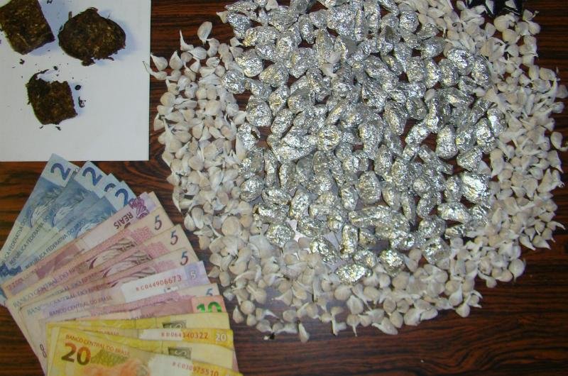 Foram apreendidos 143 tijolos de maconha e 392 pedras de crack