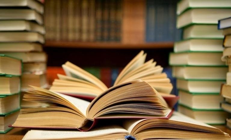 Com resenhas de livros, edi&ccedil;&atilde;o explica o g&ecirc;nero e sua import&acirc;ncia para a literatura