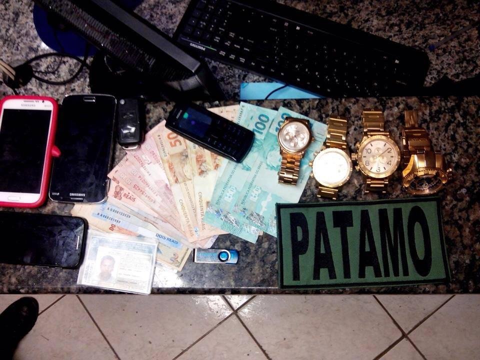 Diversos pertences de v&iacute;timas, como rel&oacute;gios, aparelhos de som automotivo, macacos, rodas e celulares foram recuperados com o bando