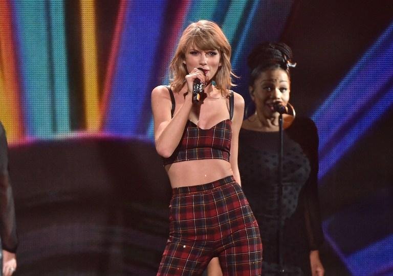 Taylor Swift comemora 25 anos ao lado de celebridades da m&uacute;sica 