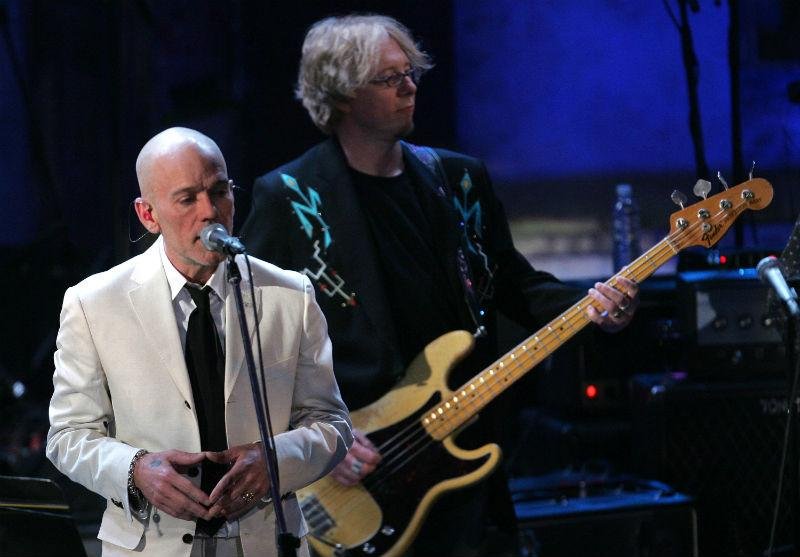 Ex-l&iacute;der da REM descarta retorno da banda 