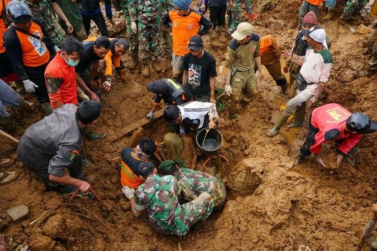 Deslizamento de terra mata 32 na Indon&eacute;sia 