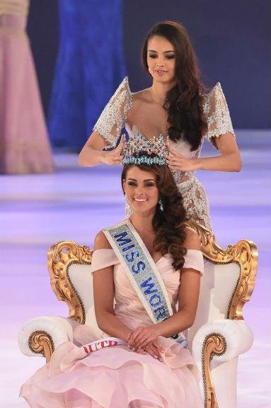 Rolene foi coroada pela vencedora de 2013, a filipina Megan Young
