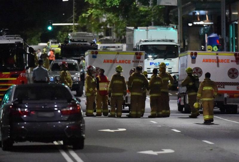 Pol&iacute;cia confirma tr&ecirc;s mortos em sequestro em Sydney
