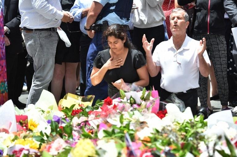 Visitantes oram em frente ao local da trag&eacute;dia