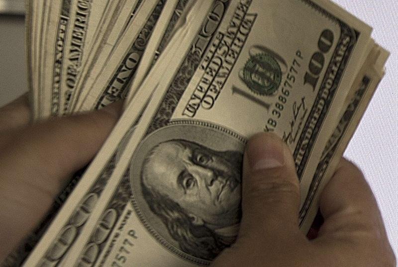 D&oacute;lar ultrapassa R$ 2,70 e fecha no maior valor desde 2005