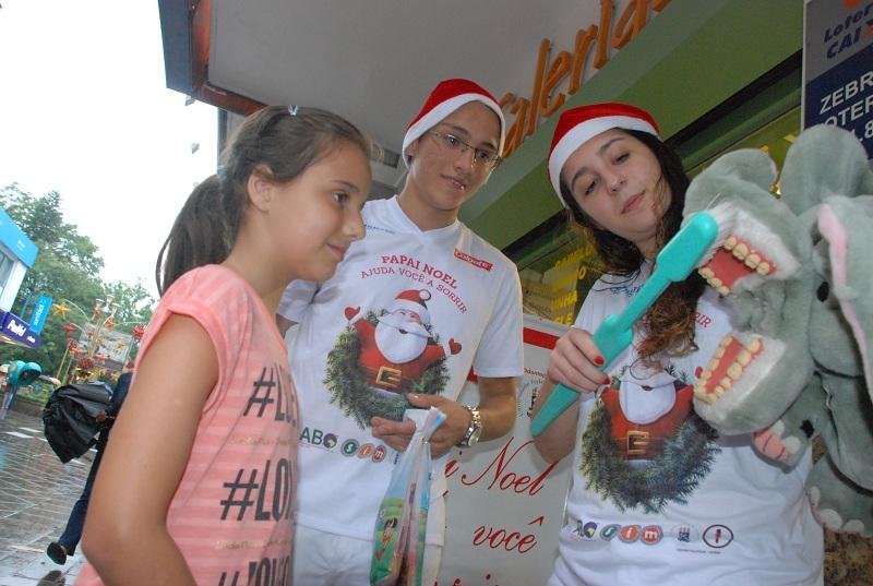 A&ccedil;&atilde;o da UFSM distribui kits com escovas e creme dental no Centro