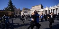 Fiéis dançam tango no Vaticano para comemorar aniversário do Papa 