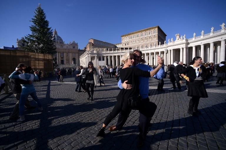 Fi&eacute;is dan&ccedil;am tango no Vaticano para comemorar anivers&aacute;rio do Papa 