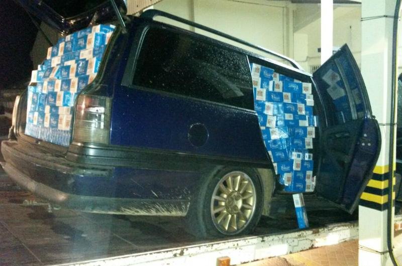 Carro conduzido pelo acusado estava repleto de pacotes de cigarro