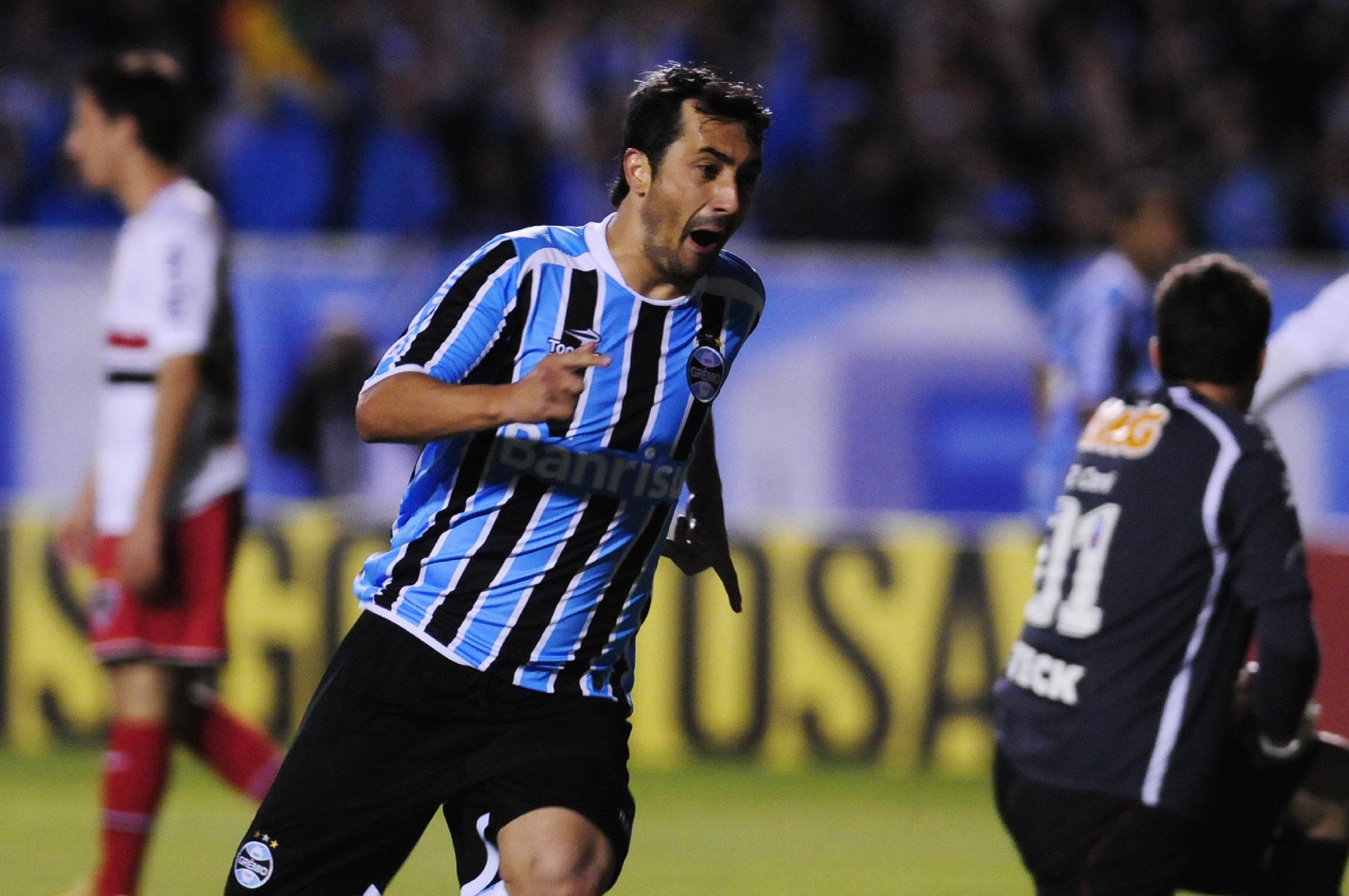 Gr&ecirc;mio anuncia contrata&ccedil;&atilde;o de Douglas 