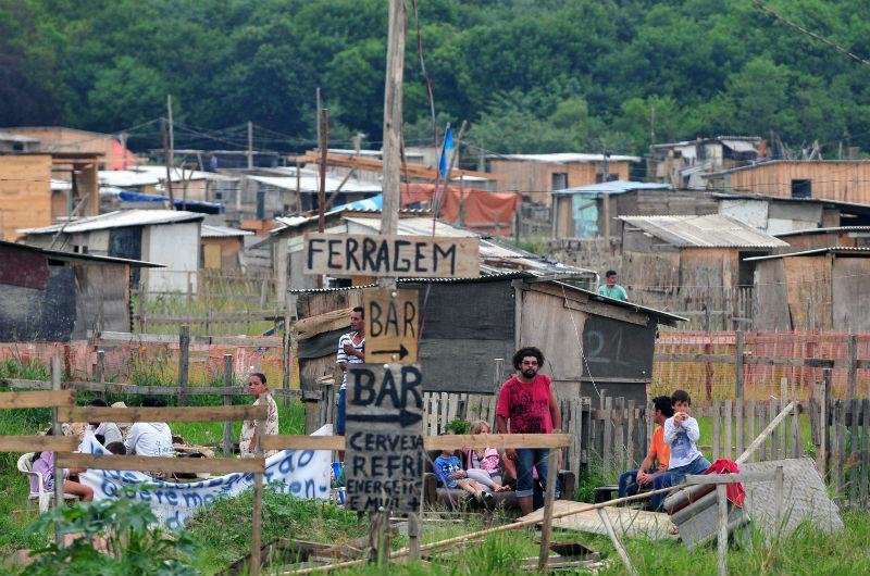 Protesto de moradores perde for&ccedil;a e reintegra&ccedil;&atilde;o ocorre em Porto Alegre