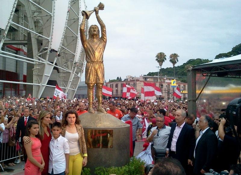 Monumento instalado pr&oacute;ximo ao museu e a loja do clube tem o tamanho do jogador, 1,90m,