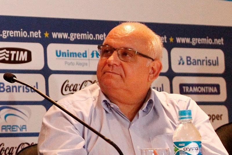Bolzan J&uacute;nior aposta na base para manter a calma nas contrata&ccedil;&otilde;es
