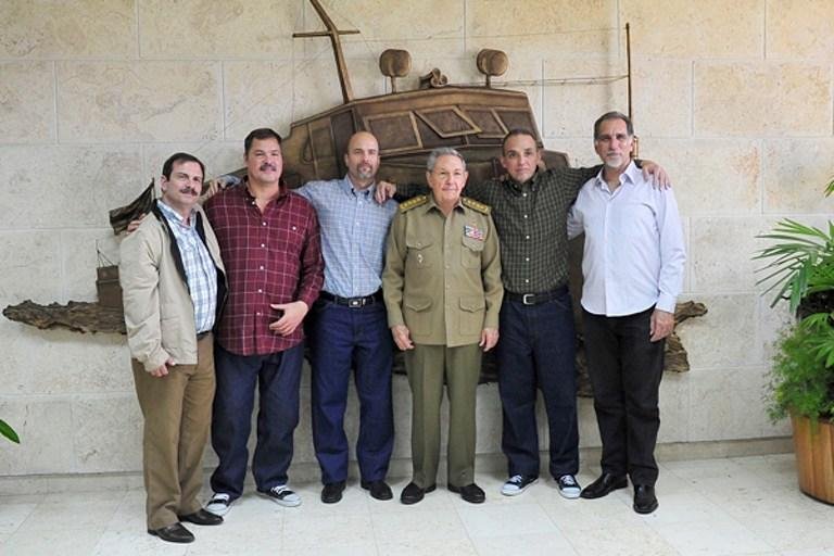 Ra&uacute;l Castro recebe agentes cubanos libertados pelos EUA
