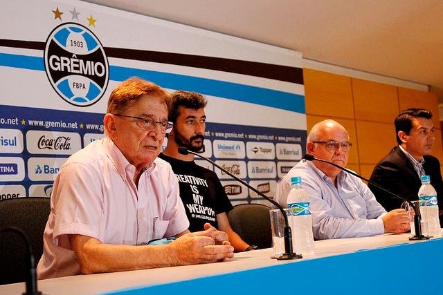 Gr&ecirc;mio espera finalizar novas contrata&ccedil;&otilde;es at&eacute; come&ccedil;o de janeiro