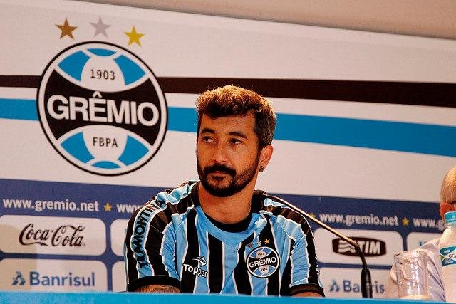 Douglas receber&aacute; R$ 150 mil do Corinthians em janeiro 