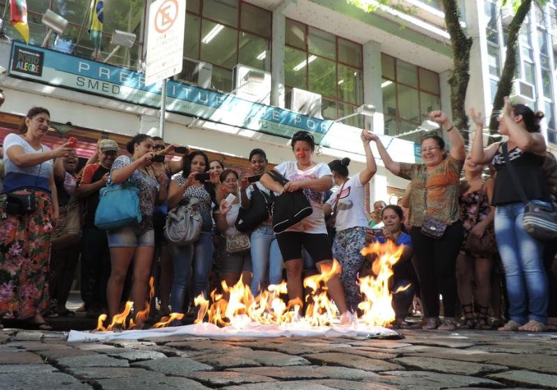 Grupo ainda queimou um dos uniformes usados pelas funcion&aacute;rias