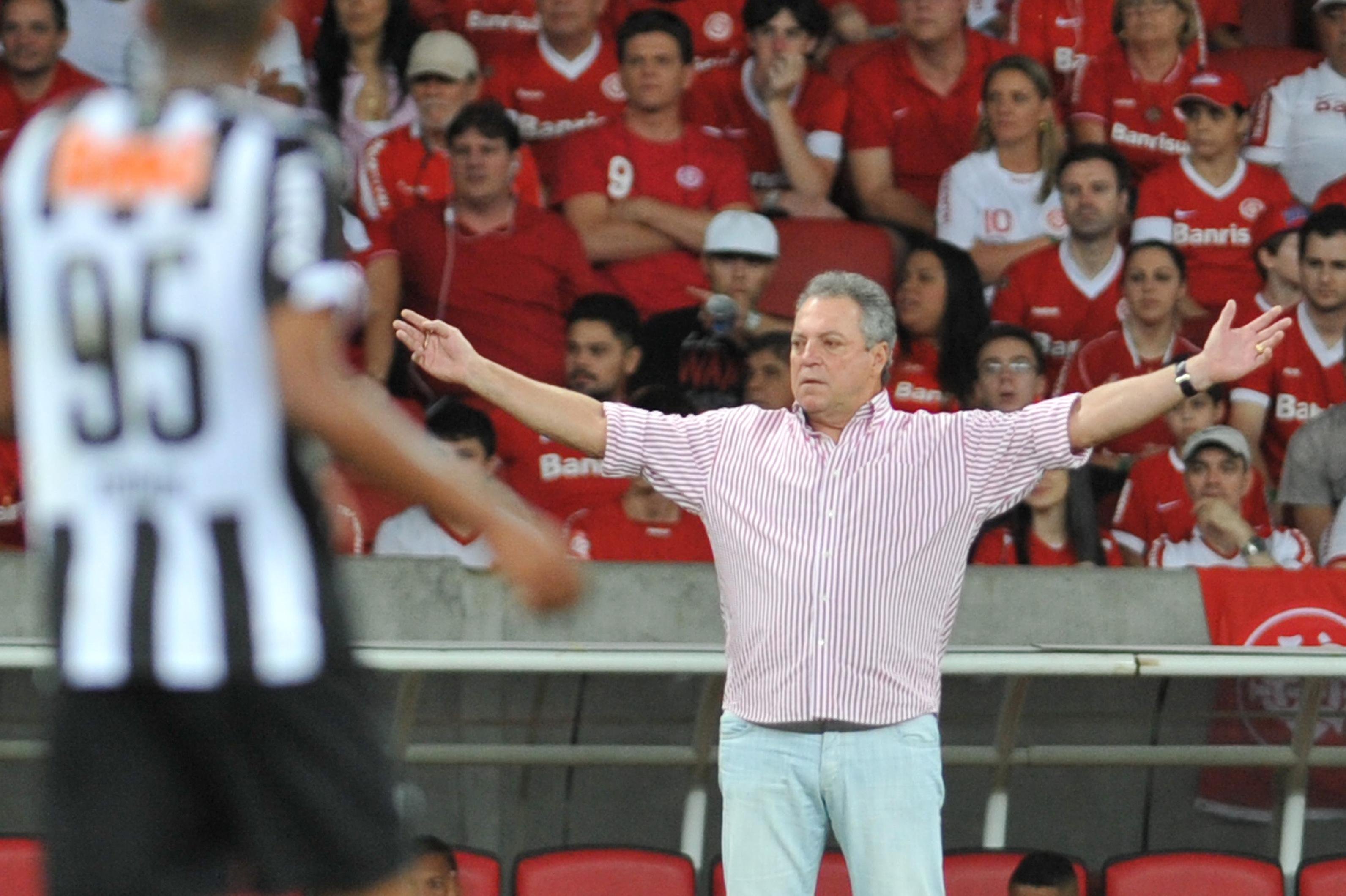Medeiros se disp&otilde;e a conversar para Abel seguir no Inter