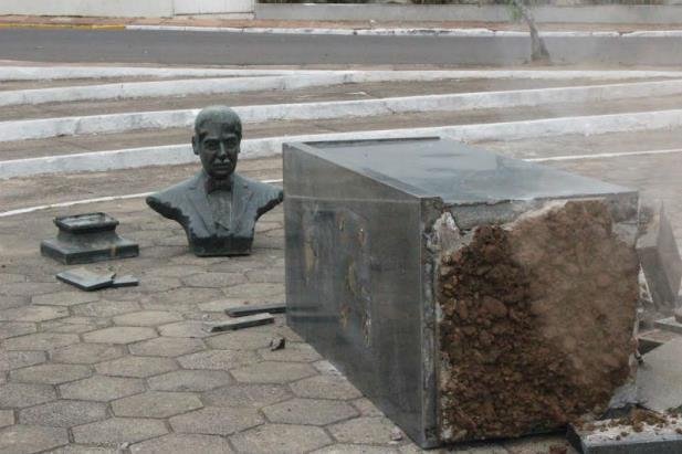 MP pede recoloca&ccedil;&atilde;o de busto de Costa e Silva em pra&ccedil;a de Taquari