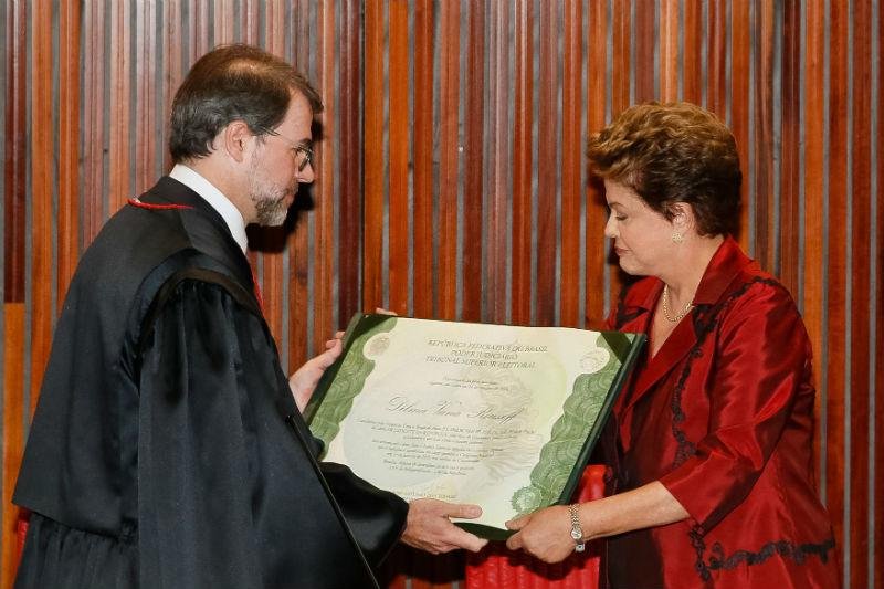 Com a entrega do documento, Dilma e Temer est&atilde;o aptos para tomarem posse