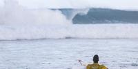 Decisão do mundial de surfe é adiada mais uma vez no Havaí