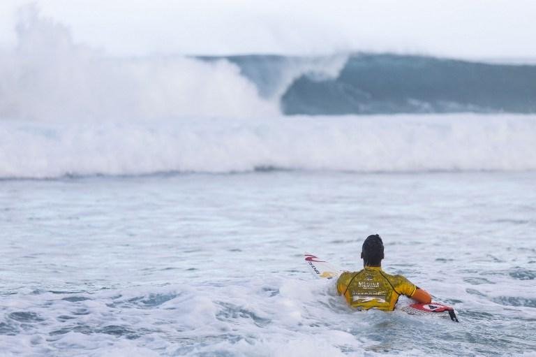 Decis&atilde;o do mundial de surfe &eacute; adiada mais uma vez no Hava&iacute;