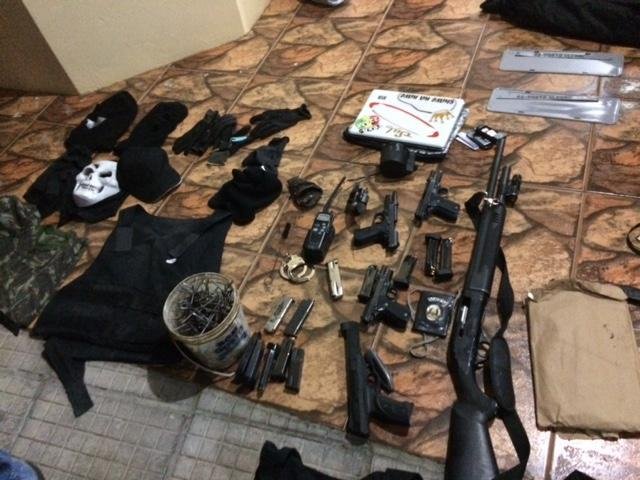 No s&iacute;tio foram encontradas armas, muni&ccedil;&otilde;es e r&aacute;dios-comunicadores