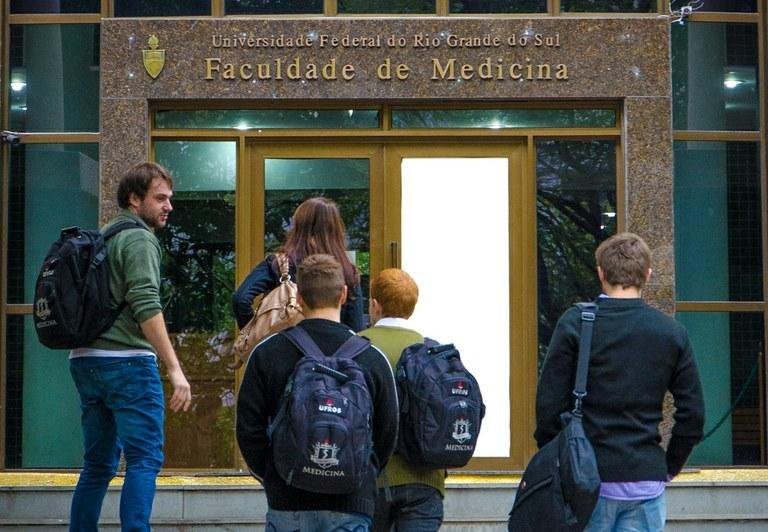 Universidade aguarda uma visita presencial de representantes do MEC para reverter o quadro