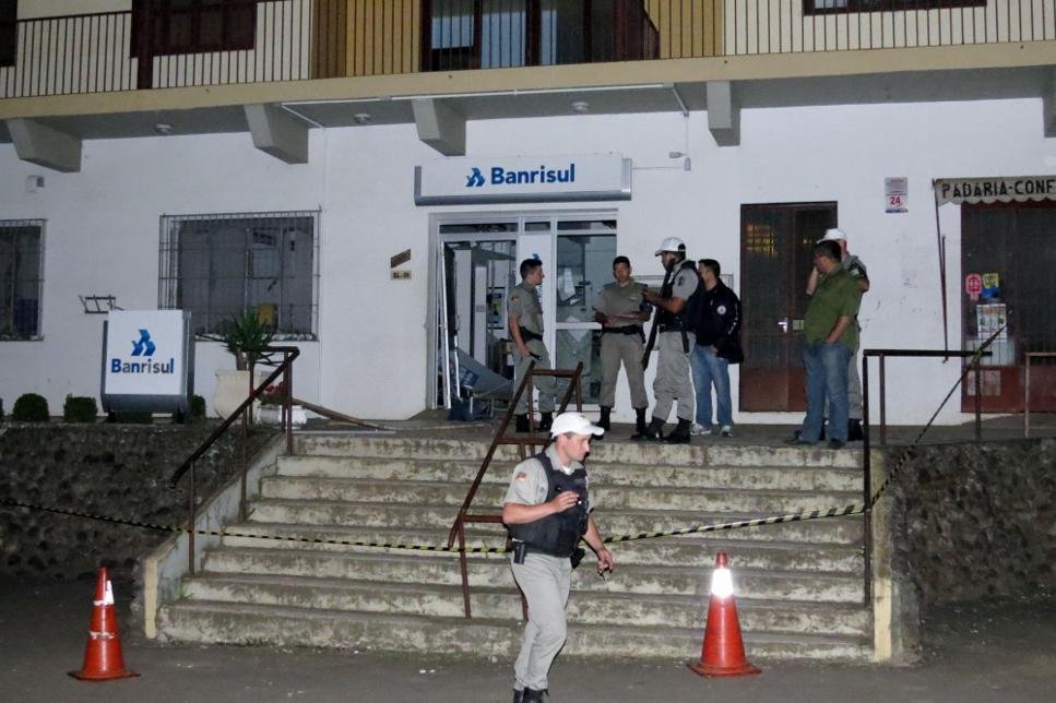 Criminosos explodem ag&ecirc;ncia do Banrisul em Bar&atilde;o