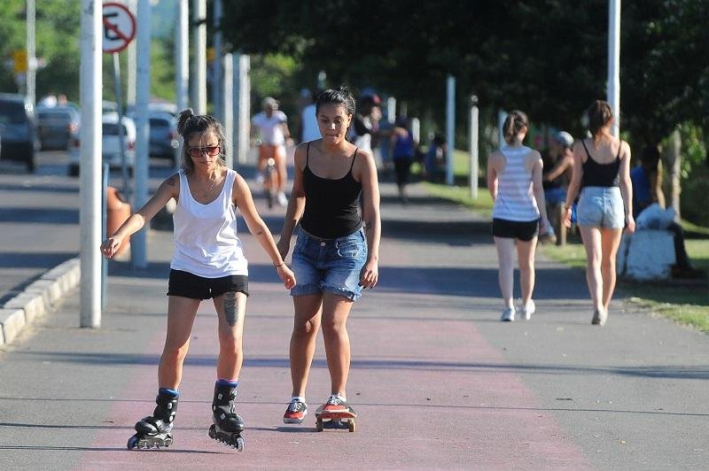 Calor estimula as atividades ao ar livre nos parques e orla do Gua&iacute;ba