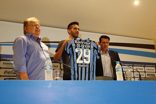 Gr&ecirc;mio apresenta lateral Marcelo Oliveira