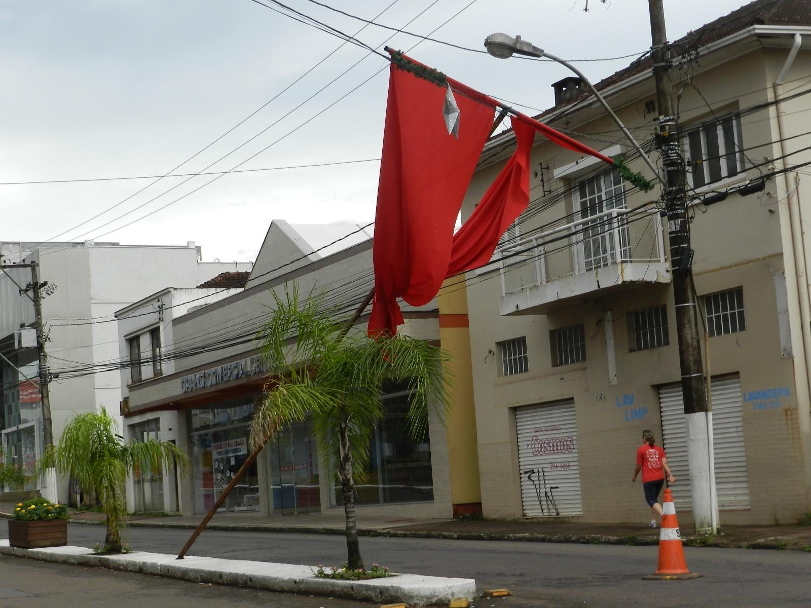 Decora&ccedil;&atilde;o natalina caiu sobre a rede el&eacute;trica