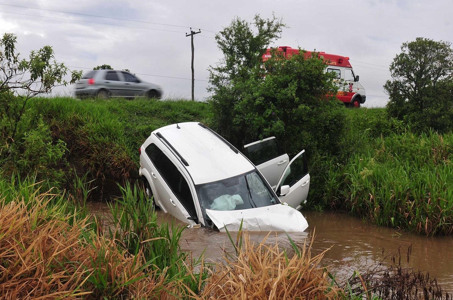 Com a colis&atilde;o, os autom&oacute;veis cairam em um canal de irriga&ccedil;&atilde;o de arroz e numa pequena lagoa, ao lado da pista