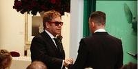 Elton John oficializa casamento com seu companheiro há 21 anos