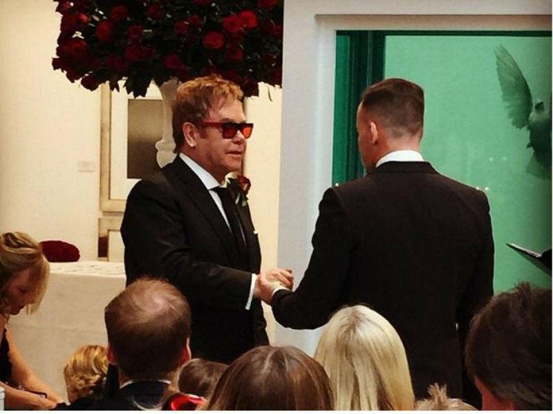 Elton John oficializa casamento com seu companheiro h&aacute; 21 anos