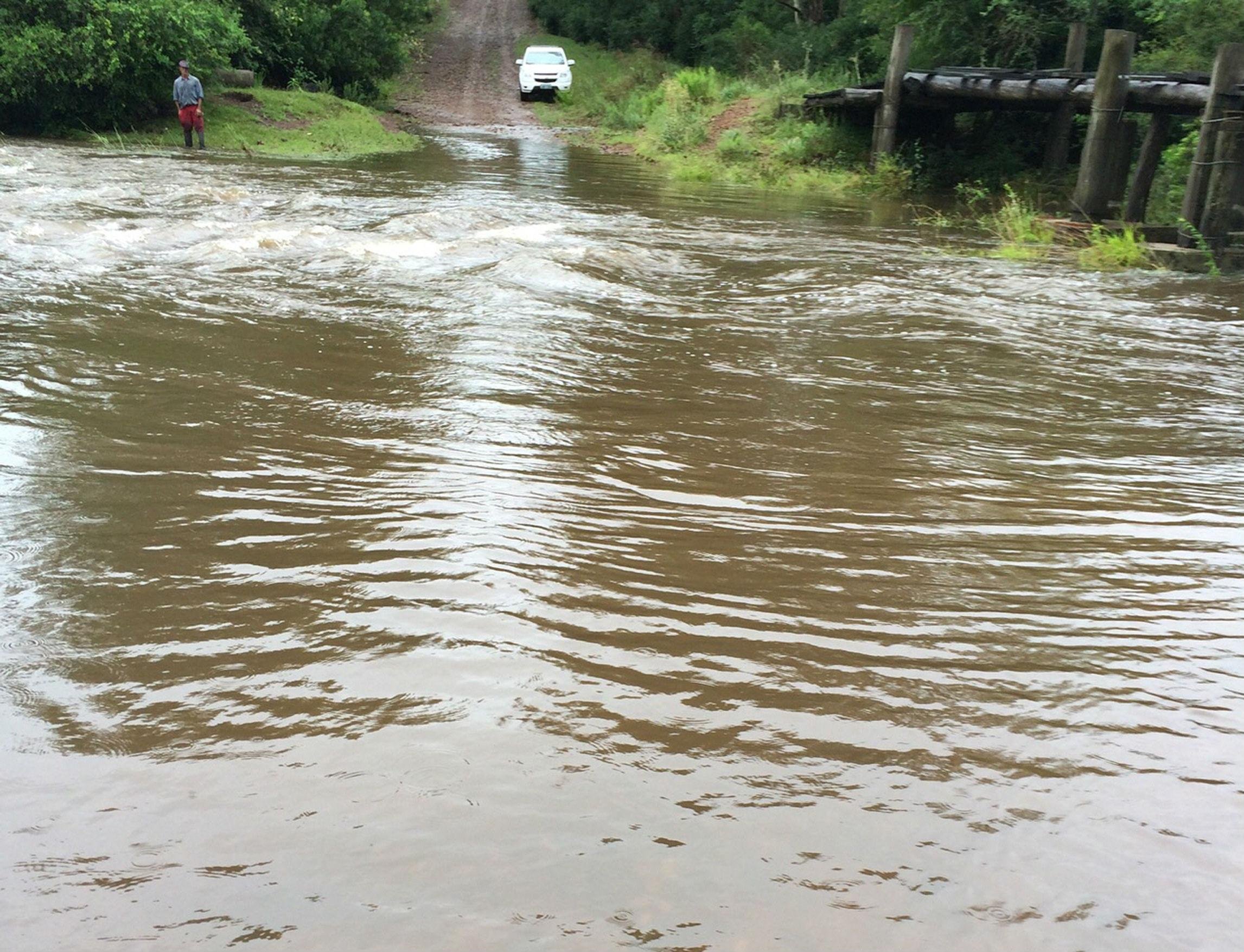 Estrada no limite entre Livramento e Quara&iacute; estava intransit&aacute;vel ontem 