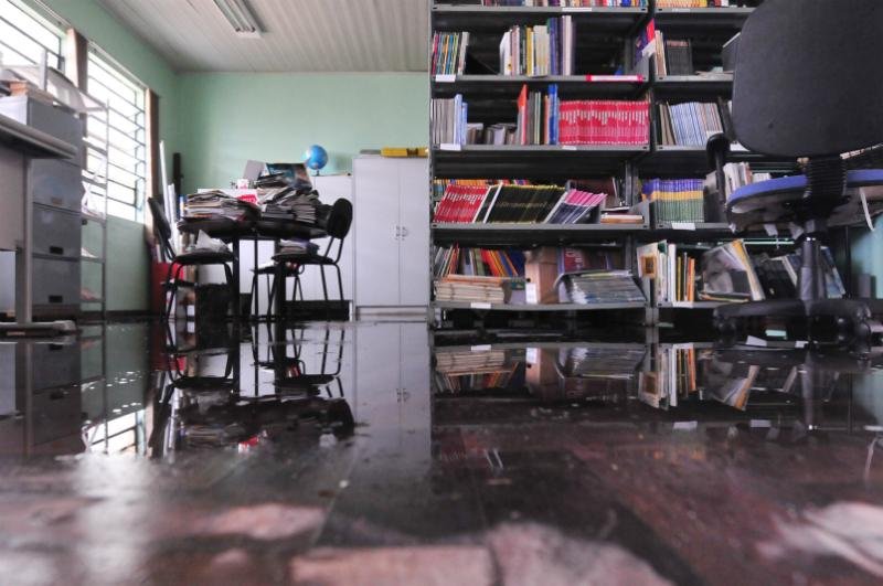 Biblioteca de escola p&uacute;blica ficou alagada em Esteio
