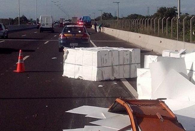 Queda de carga de celusose bloqueia BR 448 em Canoas