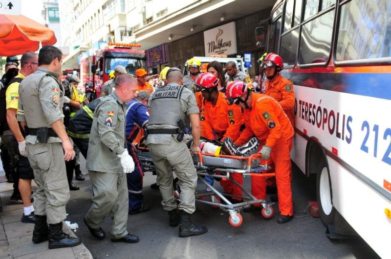 Homem &eacute; atropelado por lota&ccedil;&atilde;o no Centro de Porto Alegre 
