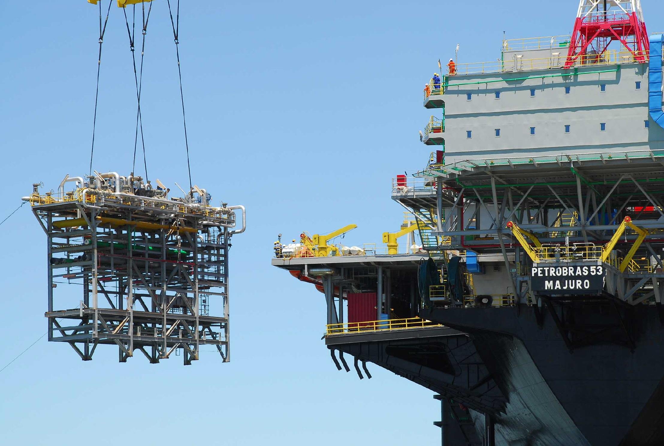 Petr&oacute;leo &eacute; extra&iacute;do do pr&eacute;-sal por 12 diferentes plataformas