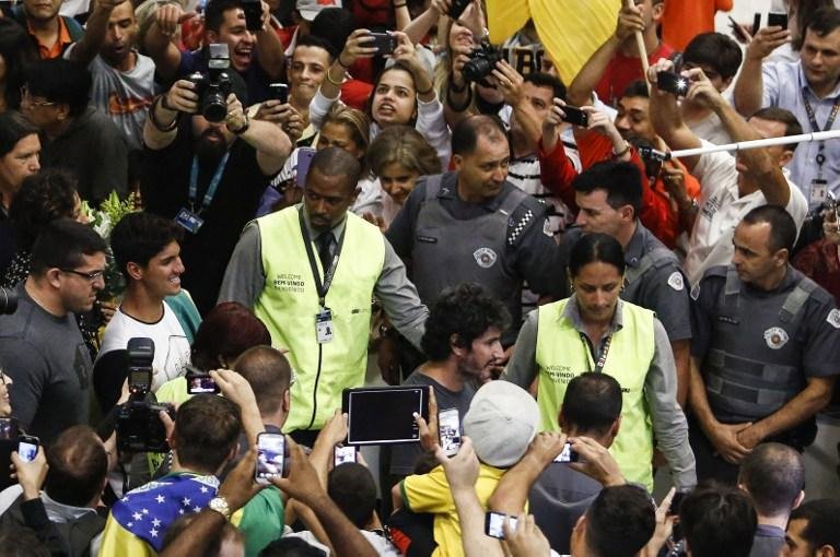 Surfista desembarcou no in&iacute;cio da tarde desta ter&ccedil;a-feira no aeroporto de Guarulhos