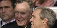 Aos 90 anos, ex-presidente dos EUA George W. Bush pai (à esquerda) é internado no Texas