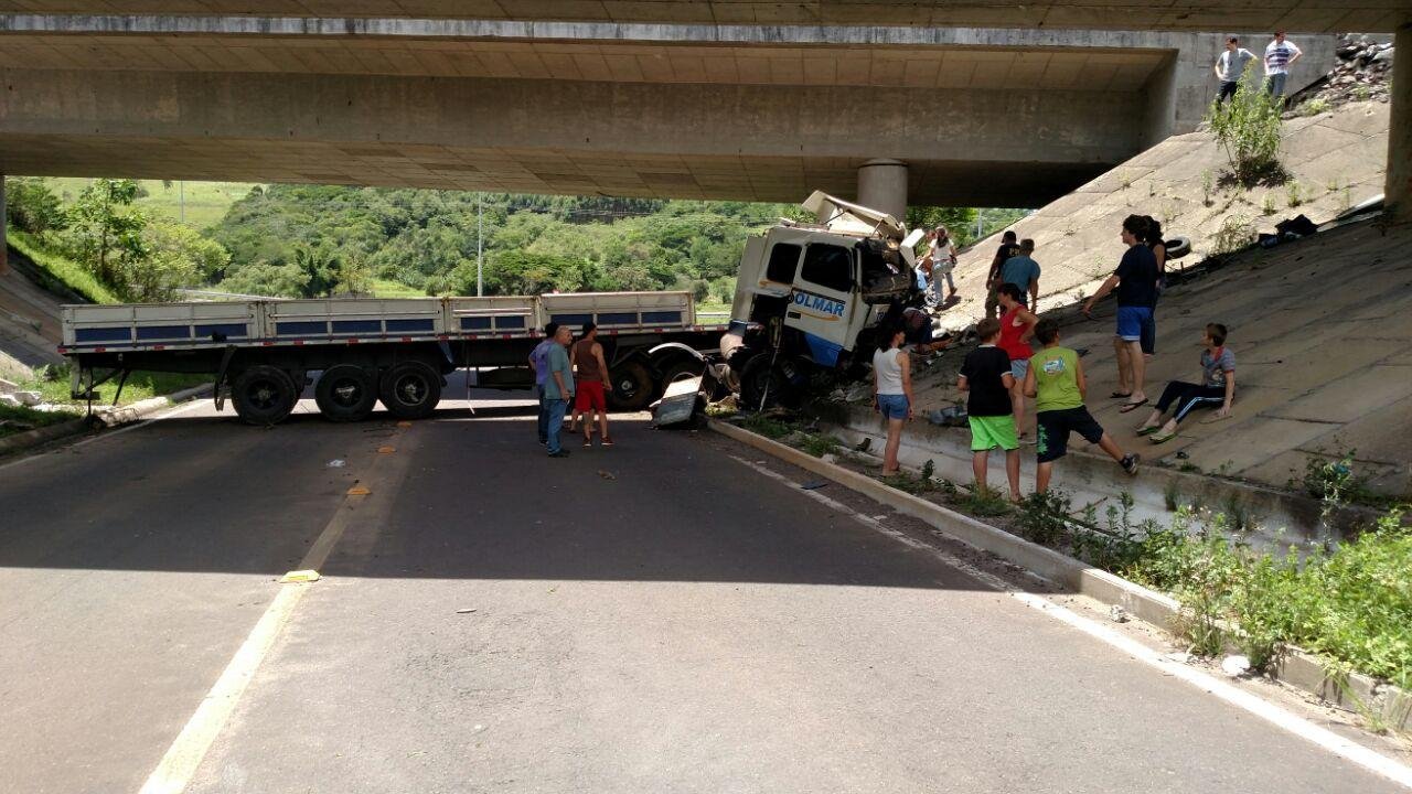Ve&iacute;culo trafegava na pista dupla da via e caiu no v&atilde;o