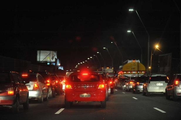 Pol&iacute;cia investiga morte de homem em &ocirc;nibus trancado em congestionamento
