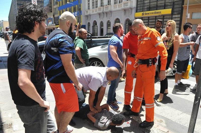 Dupla foi algemada com aux&iacute;lio de seguran&ccedil;as de banco e de um bombeiro, na rua Caldas J&uacute;nior