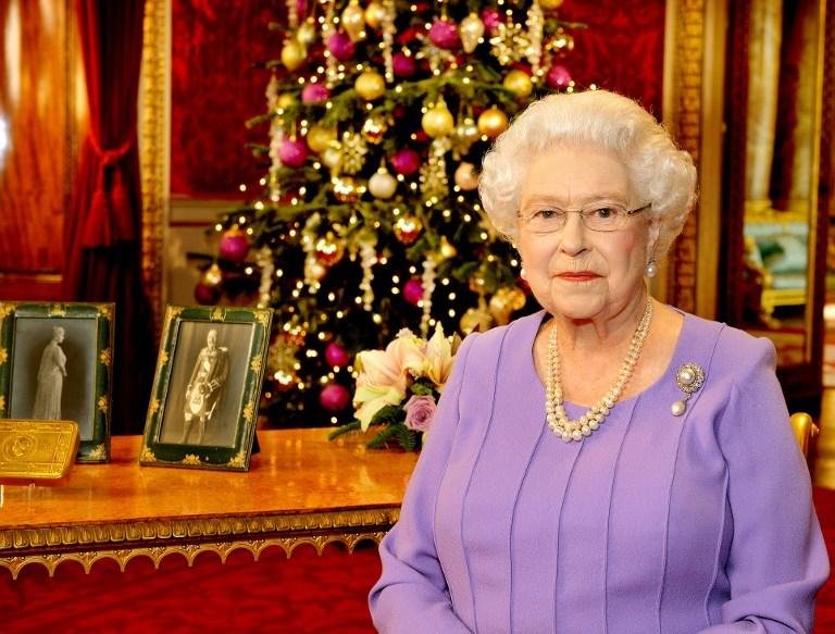 Trabalho humanit&aacute;rio com v&iacute;timas do ebola comove Elizabeth II