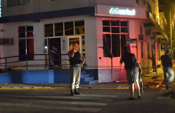BM tentou fechar o cerco ap&oacute;s a explos&atilde;o, mas quadrilha fugiu
