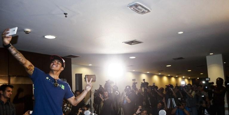 Medina faz selfie em coletiva de imprensa