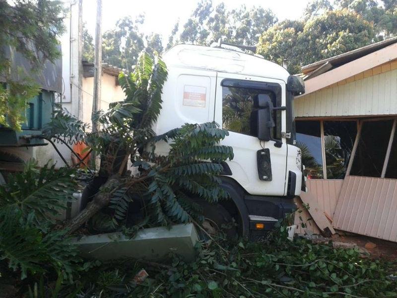 Caminh&atilde;o desgovernado invade casa em Passo Fundo